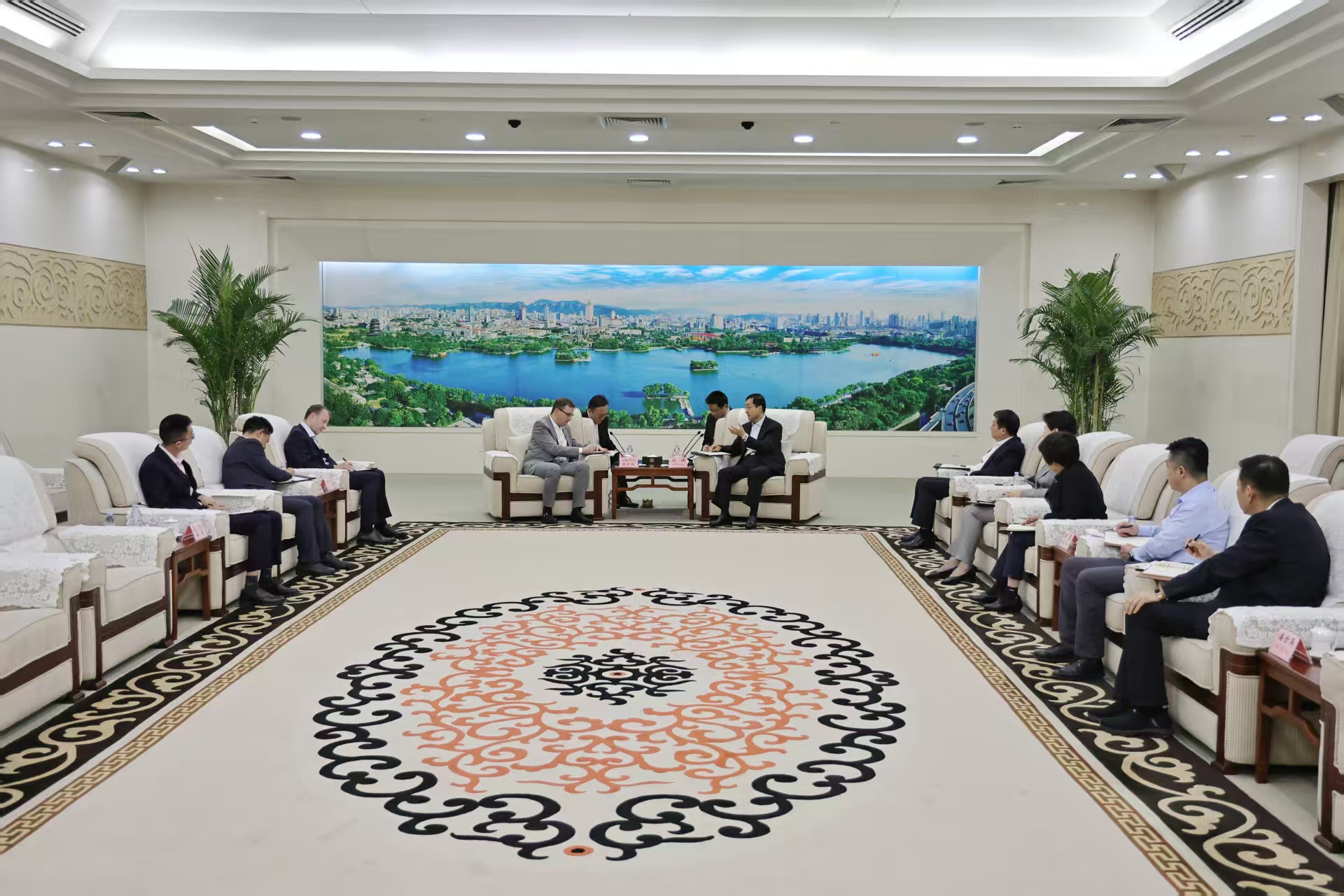 刘强会见法国电力集团客人